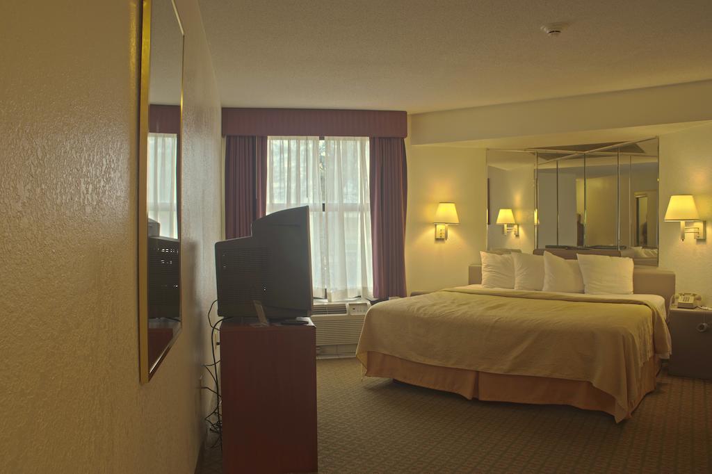 Quality Inn And Suites Ινδιανάπολη Εξωτερικό φωτογραφία